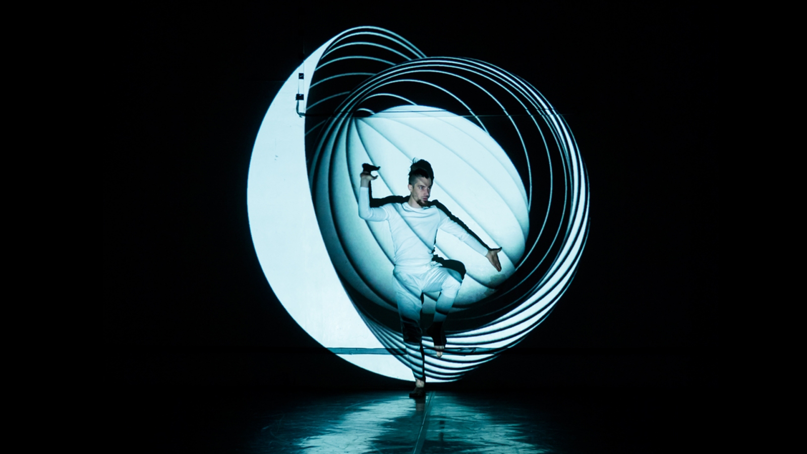 acrobat performing with interactive projection in Pantokine performance